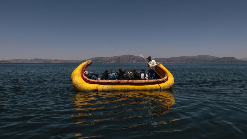 isla de los uros en el lago titicaca get in peru