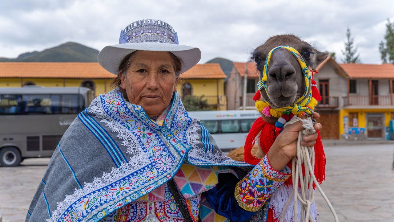 Mujer con vestimenta tradicional y alpaca durante el Tour Cañón del Colca 2 Días