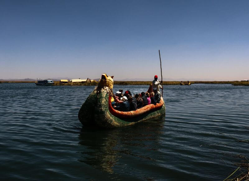 bote de totora en el lago titicaca puno peru get in peru