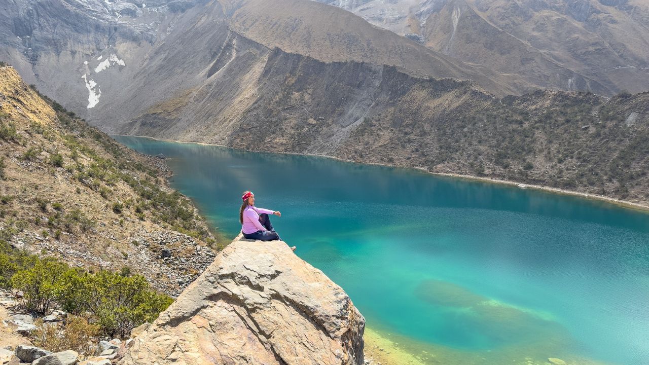 Viajera en el mirador natural de la Laguna Humantay con aguas turquesas