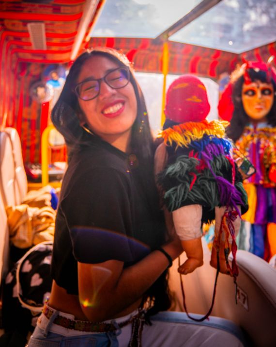 Viajera tomándose fotografías con personajes tradicionales durante el Cusco City Tour Panorámico 180.