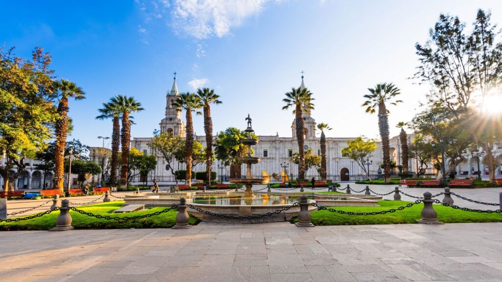 amancer plaza de armas de arequipa con vista a la catedral get in peru agencia de viajes