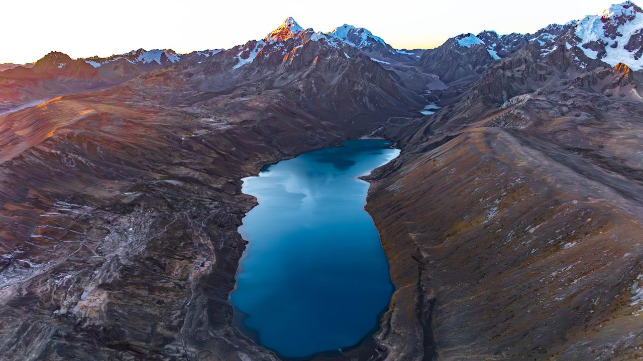 Panorama de la Laguna Singrenacocha en la Cordillera Vilcanota