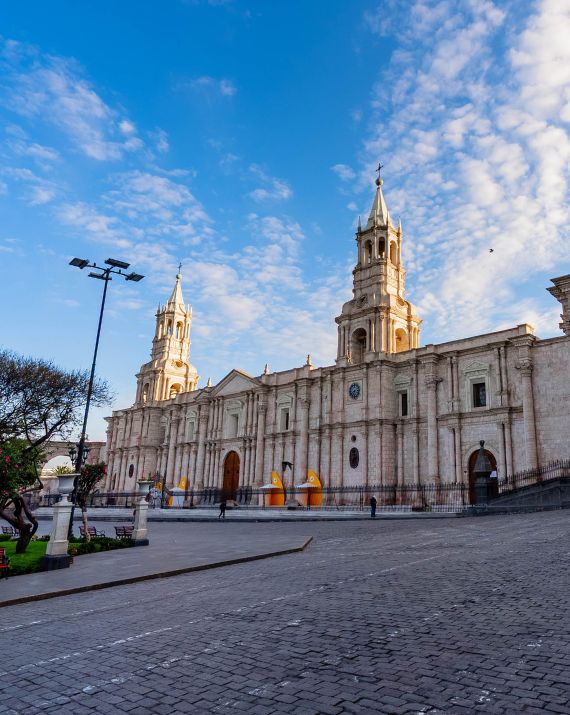 Catedral y calles del Centro Histórico durante el City Tour Arequipa 3 Horas