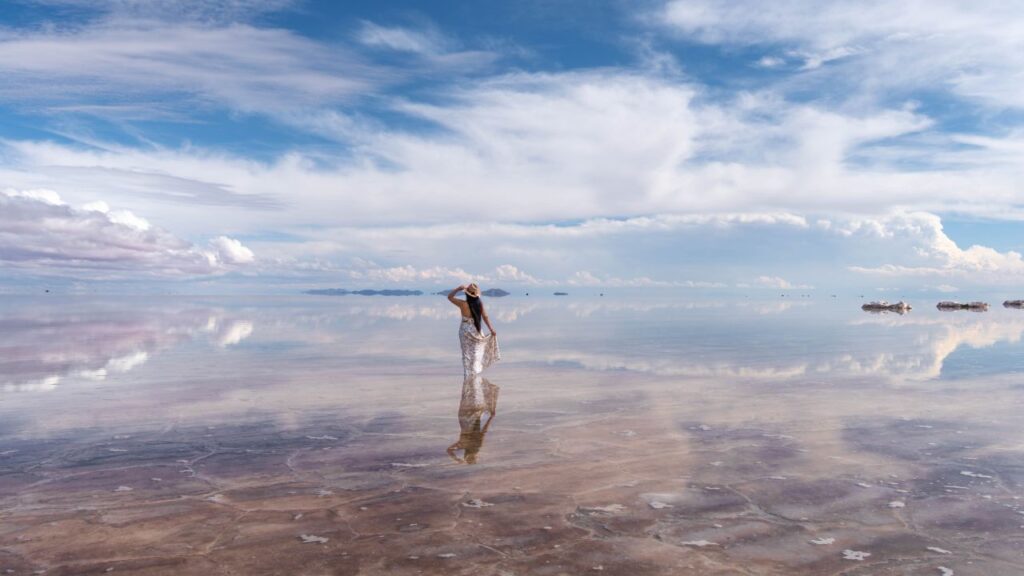 Salar de Uyuni Get in Peru viajera disfrutando del efecto espejo del salar