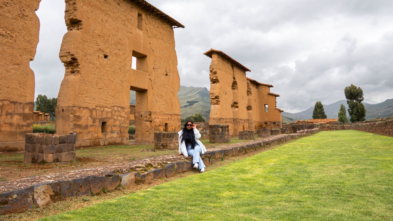 Visitante recorriendo las ruinas de Raqchi durante la Ruta del Sol Cusco - Puno