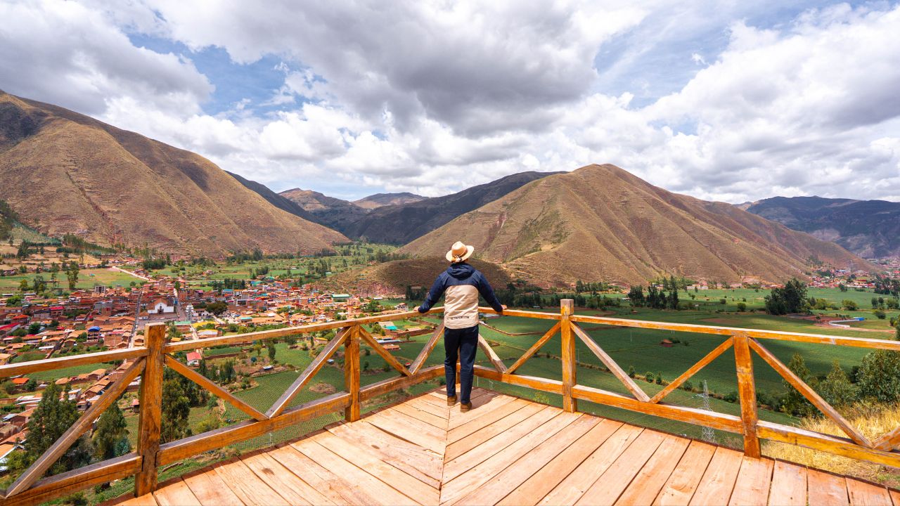 Viajero en un mirador del Valle Sur Full Day Get in Peru.