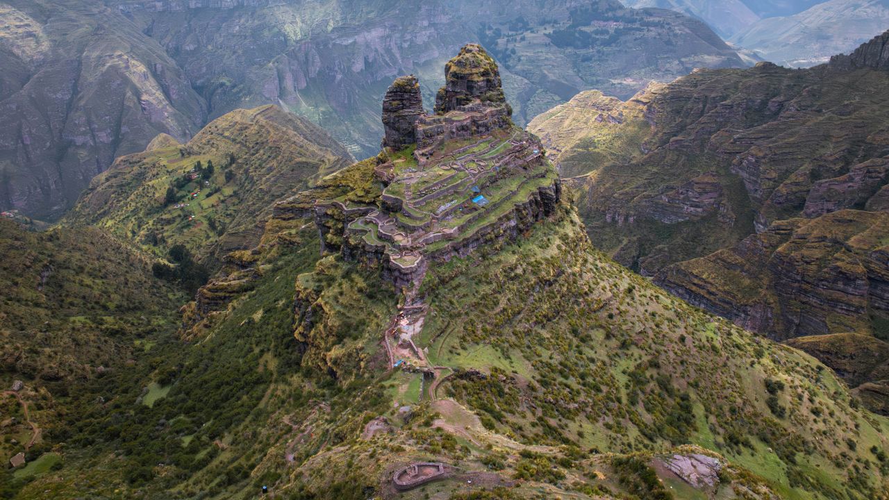 Vista panorámica del sitio arqueológico de Waqrapukara entre montañas