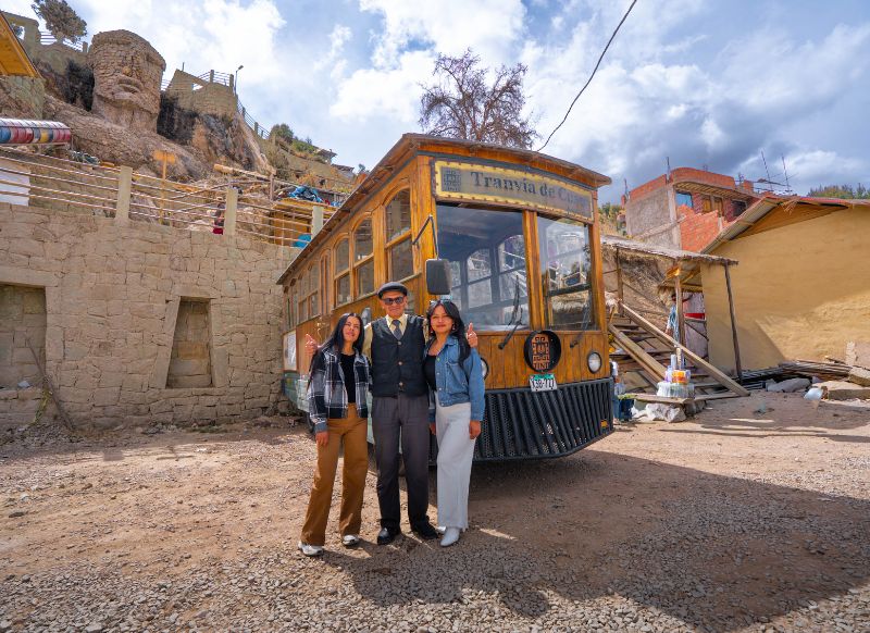 Viajeros junto al tranvía durante el tour Tranvía Cusco 3 horas Get in Peru.