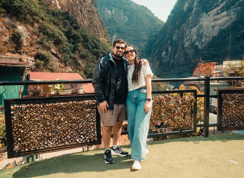 Pareja durante su viaje a Machu Picchu full day en tren desde Cusco ciudad con Get in Peru.