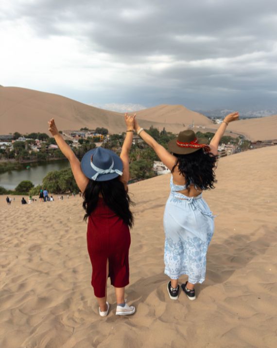 Viajeras disfrutando el atardecer en las dunas de Huacachina