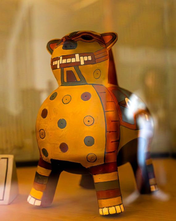 Cerámica policromada de la cultura Nazca exhibida en el museo