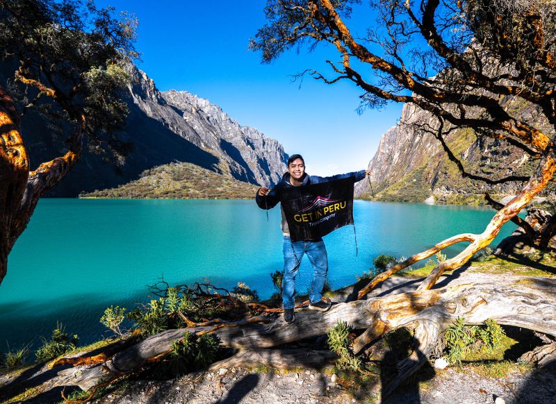 Turista disfrutando de la Laguna Rocotuyoc durante el Nevado Rocotuyoc Full Day Get in Peru Huaraz.