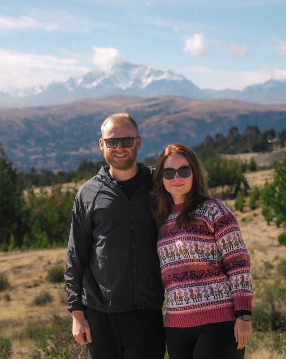 Pareja de viajeros disfrutando de los paisajes andinos durante el tour Singrenacocha