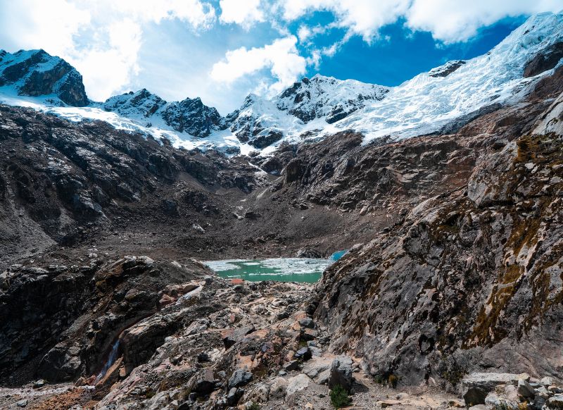 Glaciar Paccharuri y laguna glaciar durante el Nevado Rocotuyoc Full Day Get in Peru Huaraz.