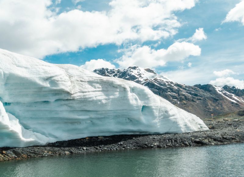 Vista del glaciar Pastoruri junto a una laguna de alta montaña durante el Tour Pastoruri caminata de 1 día Huaraz Get in Peru.