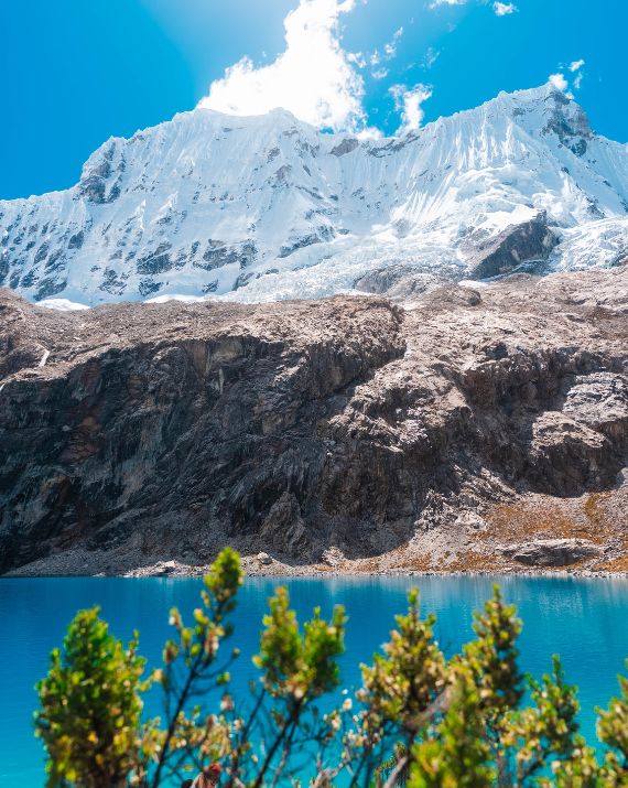 Glaciar Paccharuri y laguna glaciar durante el Nevado Rocotuyoc Full Day Get in Peru Huaraz.