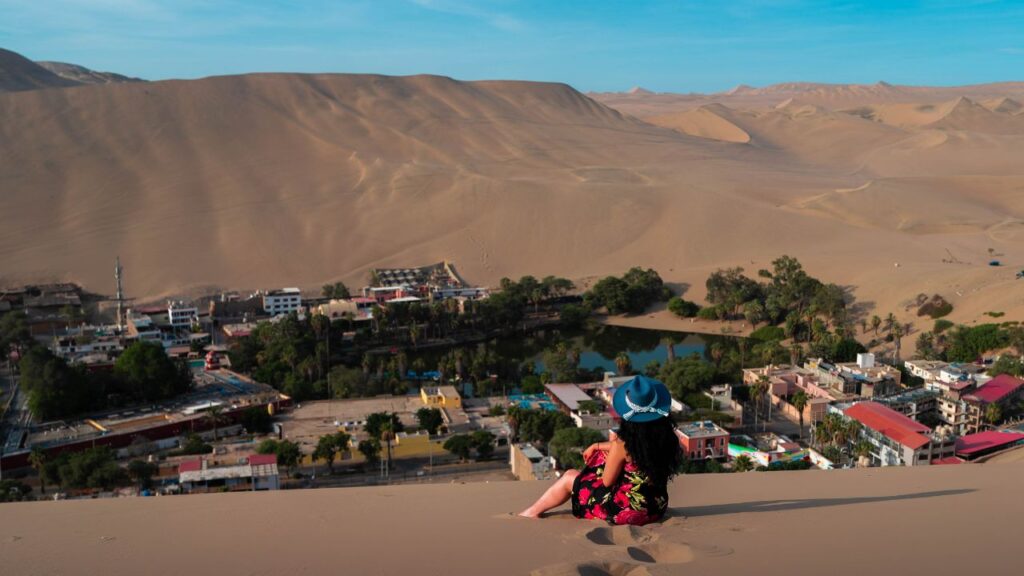 Vista panorámica del oasis de Huacachina durante el tour de 2 días