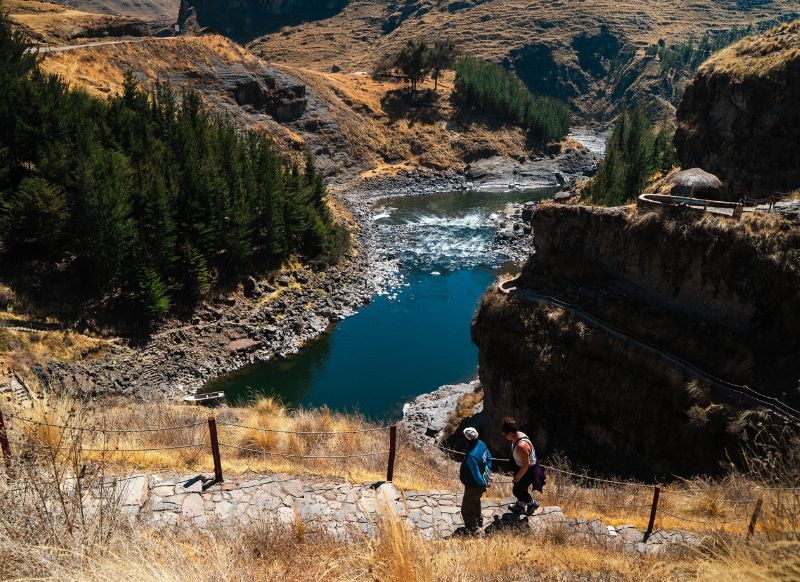Paisaje del río rodeado por montañas en Qeswachaca