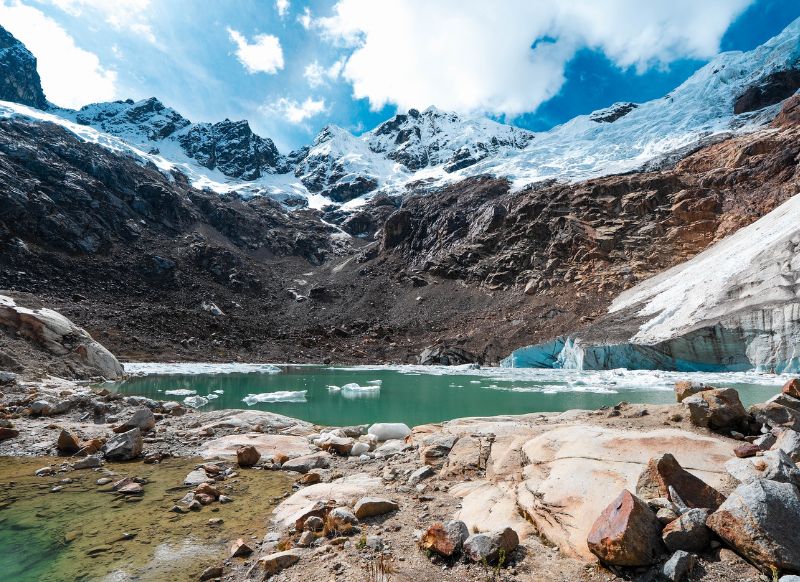 Laguna Frozen con bloques de hielo frente al glaciar Paccharuri durante el Nevado Rocotuyoc Full Day Get in Peru Huaraz.