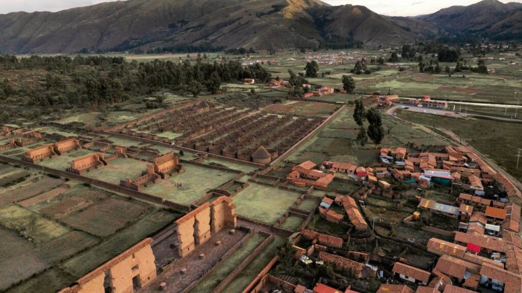 Vista panorámica del complejo arqueológico de Raqchi en la Ruta del Sol Puno - Cusco Get in Peru