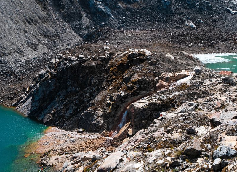 Vista panorámica del Nevado Rocotuyoc, cascada glaciar y lagunas de montaña durante el Nevado Rocotuyoc Full Day Get in Peru Huaraz.