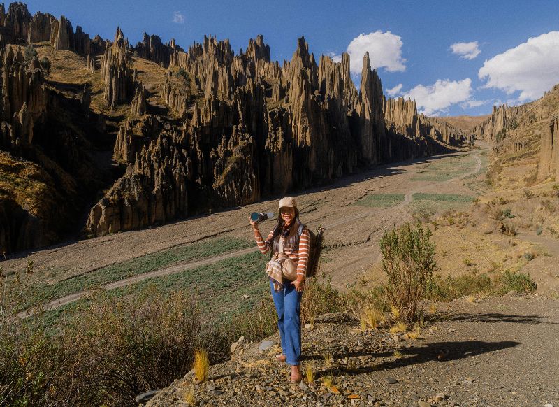 Viajera frente a las formaciones rocosas del Valle de las Ánimas en La Paz