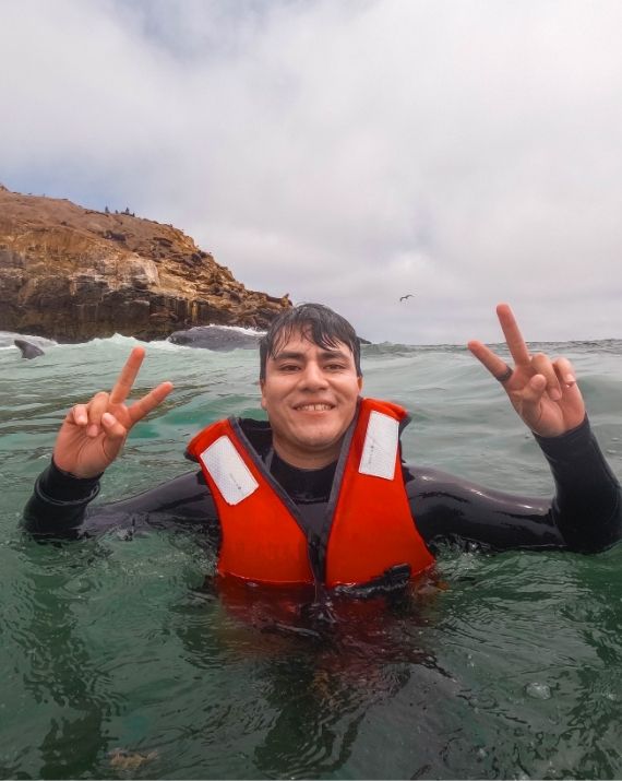 Turista nadando con chaleco salvavidas durante la excursión a Isla Palomino