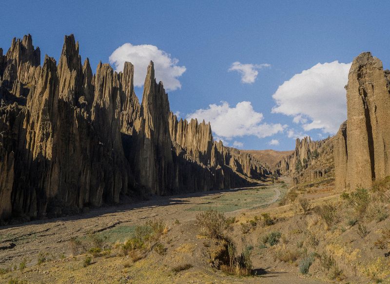 Vista panorámica de las formaciones geológicas del Valle de las Ánimas en La Paz