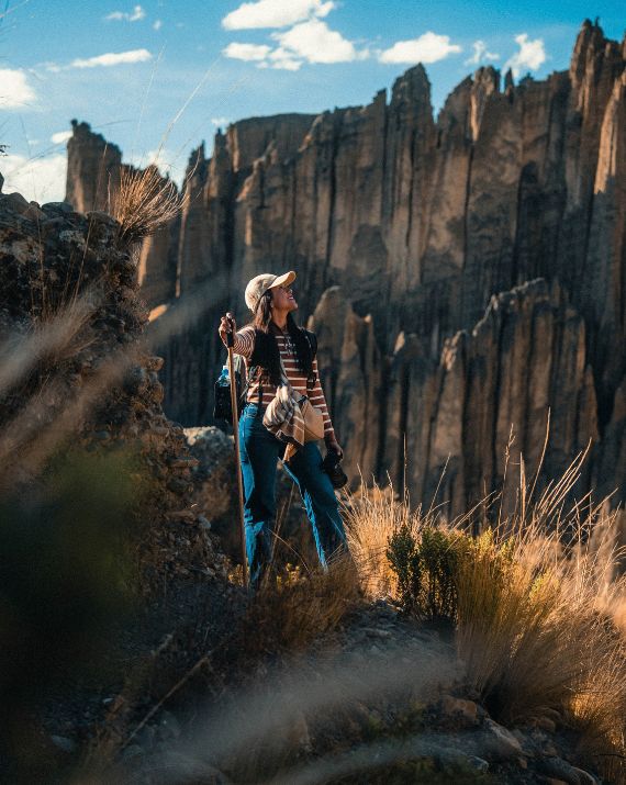 Viajera contemplando las formaciones del Valle de las Ánimas durante el tour