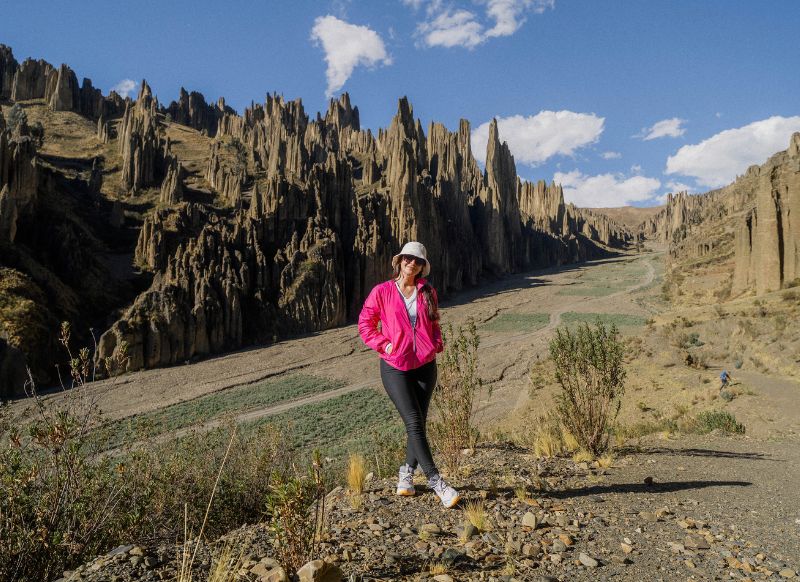 Turista posando frente al paisaje del Valle de las Ánimas en La Paz
