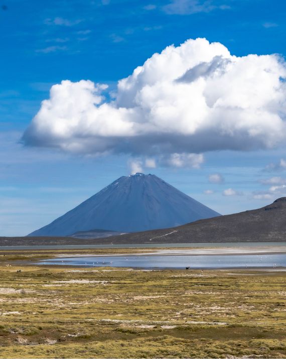 Volcán Misti rodeado de paisaje andino y cielo azul en Arequipa
