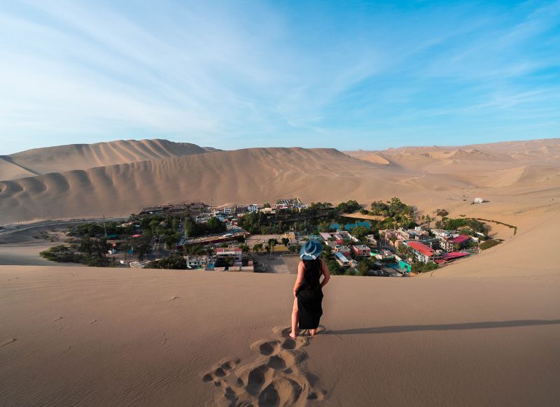 Turista contemplando el oasis de Huacachina durante el Huacachina full day Get in Peru