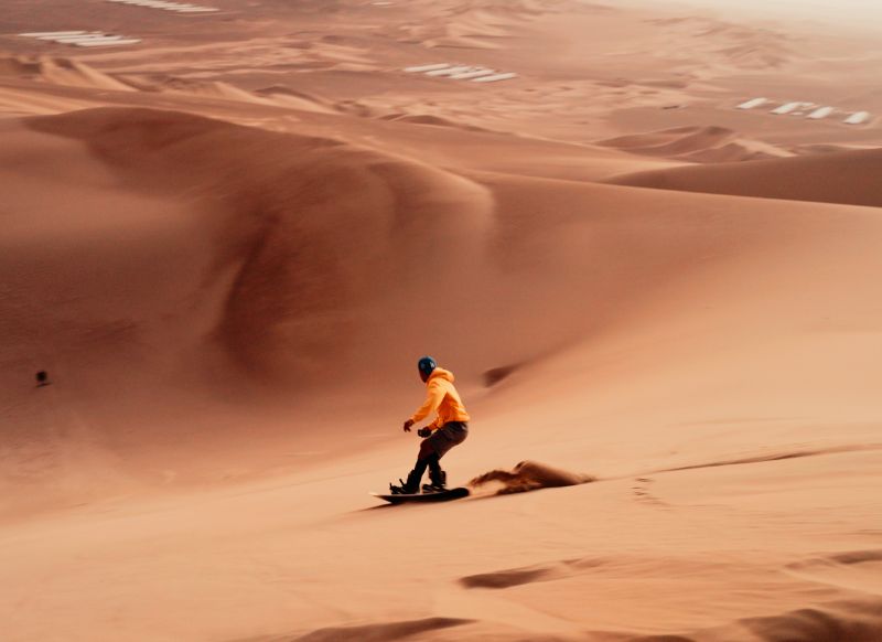 Sandboarding sobre las dunas del desierto con Get in Peru
